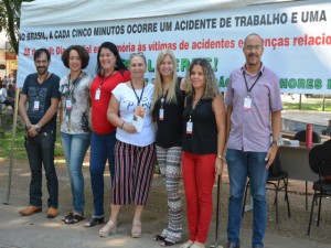 Cerest promove panfletagem alusiva a Dia em Memória a Vítimas de Acidente de Trabalho